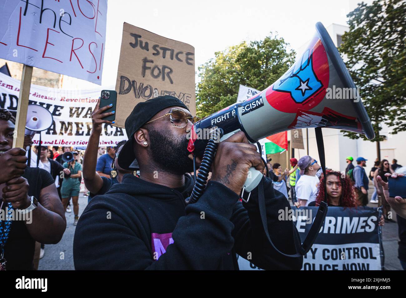 Milwaukee, Wisconsin, États-Unis. 18 juillet 2024. Une marche pour SAMUEL JAH SHARPE et D'VONTAYE MITCHELL traverse les rues de Milwaukee alors que la police forme une ligne devant l'hôtel Hyatt Regency. (Crédit image : © Dave Decker/ZUMA Press Wire) USAGE ÉDITORIAL SEULEMENT! Non destiné à UN USAGE commercial ! Banque D'Images