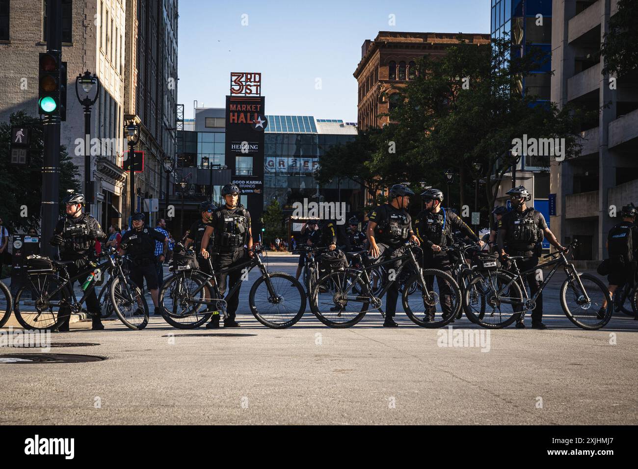 Milwaukee, Wisconsin, États-Unis. 18 juillet 2024. Une marche pour SAMUEL JAH SHARPE et D'VONTAYE MITCHELL traverse les rues de Milwaukee alors que la police forme une ligne devant l'hôtel Hyatt Regency. (Crédit image : © Dave Decker/ZUMA Press Wire) USAGE ÉDITORIAL SEULEMENT! Non destiné à UN USAGE commercial ! Banque D'Images