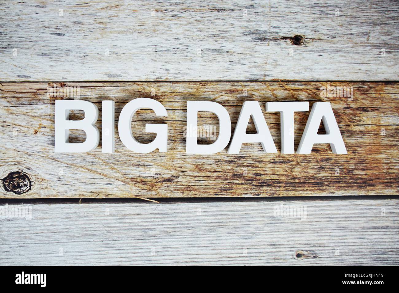 Lettres de l'alphabet Big Data sur fond en bois Banque D'Images