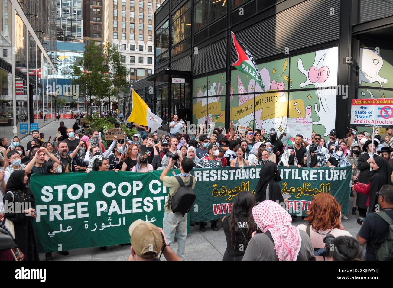 Des manifestants pro-palestiniens se rassemblent devant Penn Station. Des manifestants pro-palestiniens se sont rassemblés à Manhattan, New York City, condamnant les opérations militaires des Forces de défense israéliennes à Gaza. Le rallye a commencé devant Grand Central terminal. Les manifestants avaient initialement prévu de se rassembler à l'intérieur du terminal au hall principal. Cependant, quelques heures avant le début du rassemblement, les forces de l'ordre ont bloqué l'accès des piétons au hall principal. Après le rassemblement devant le terminal, des manifestants ont défilé autour de Manhattan. Jeudi, les FDI ont bombardé la ville de Gaza dans le nord de Gaza et ont également bombardé des zones dans le centre de Gaza. Banque D'Images