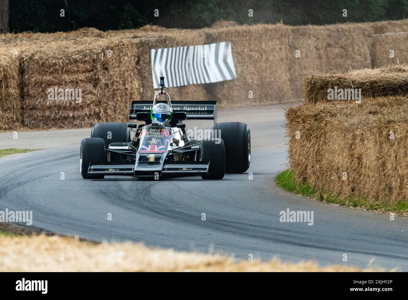 1976 Lotus-Cosworth 77 voiture de formule 1 gravissant la piste de montée de colline au Goodwood Festival of Speed 2024 Motorsport Event, Royaume-Uni Banque D'Images