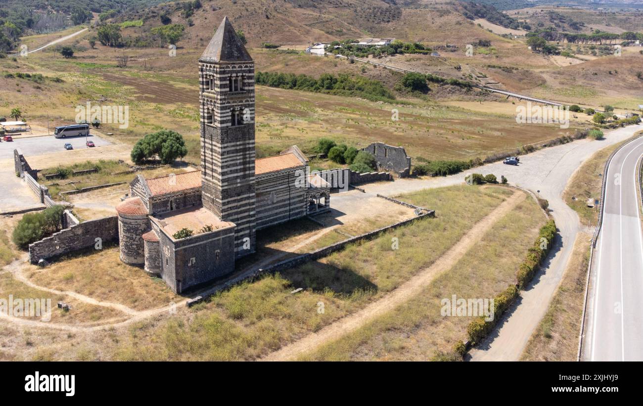 Vue drone de la Basilique della Santissima Trinita di Saccargia dans la province de Sassari en Sardaigne, Italie. Une église romane du XIIe siècle Banque D'Images