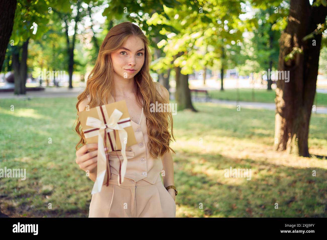 une belle adolescente en costume fuzz pêche avec gilet, style vieil argent avec certificat cadeau artisanal Banque D'Images