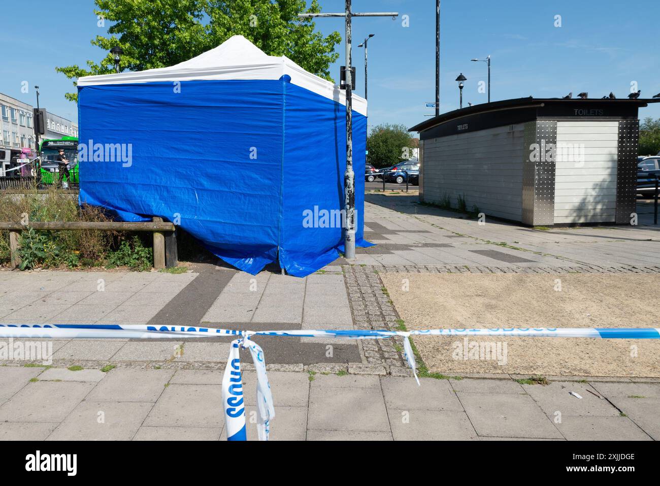 Hamlet court Road, Westcliff on Sea, Essex, Royaume-Uni. 19 juillet 2024. La police a arrêté un homme de 55 ans, Barry Mooney, soupçonné de meurtre après la mort d'une personne à la suite d'une altercation à Westcliff, dans l'arrondissement de Southend on Sea. Une autre personne est soignée pour des blessures graves à l'hôpital après l'événement qui s'est produit vers 18 heures jeudi. Un cordon de police reste en place sur les lieux du crime, où une tente d'enquête médico-légale a également été érigée. La police fait appel à des témoins. La victime morte a été nommée Gary Hindle Banque D'Images