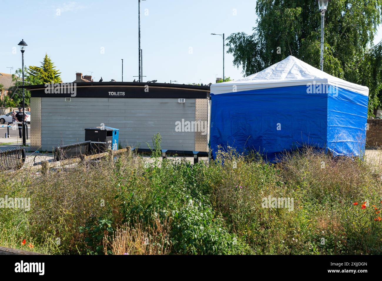 Hamlet court Road, Westcliff on Sea, Essex, Royaume-Uni. 19 juillet 2024. La police a arrêté un homme de 55 ans, Barry Mooney, soupçonné de meurtre après la mort d'une personne à la suite d'une altercation à Westcliff, dans l'arrondissement de Southend on Sea. Une autre personne est soignée pour des blessures graves à l'hôpital après l'événement qui s'est produit vers 18 heures jeudi. Un cordon de police reste en place sur les lieux du crime, où une tente d'enquête médico-légale a également été érigée. La police fait appel à des témoins. La victime morte a été nommée Gary Hindle Banque D'Images