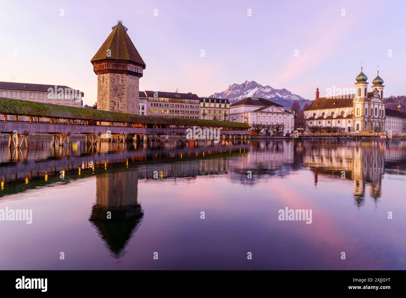 Vue au lever du soleil sur le pont de la Chapelle, l'église jésuite St Francis Cavier, et la rivière Reuss, à Lucerne (Lucerne), Suisse Banque D'Images