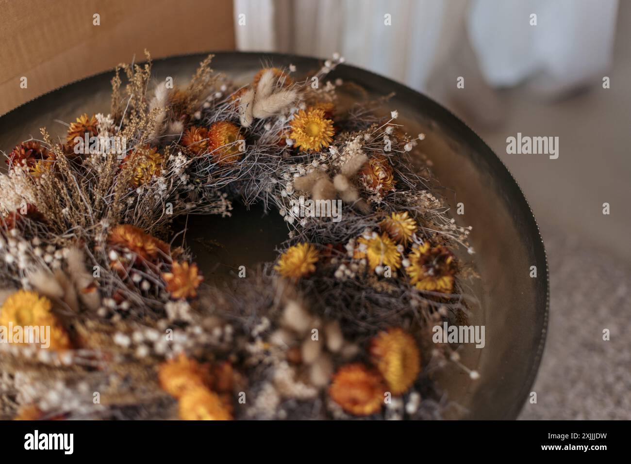 Gros plan d'une couronne florale séchée avec des tons et des textures terreux Banque D'Images