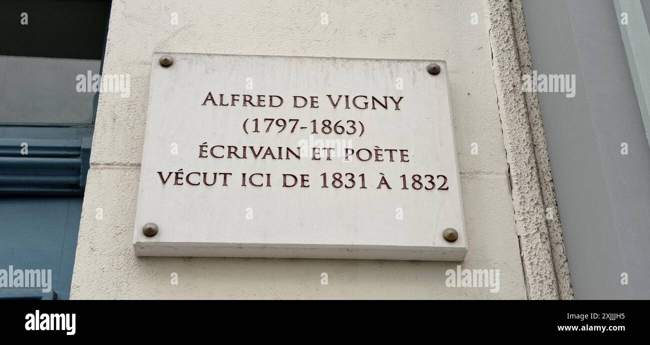 UNE PLAQUE COMMÉMORATIVE À PARIS ALFRED DE VIGNY ÉCRIVAIN ET POÈTE VÉCUT ICI DE 1831 À 1832 Banque D'Images