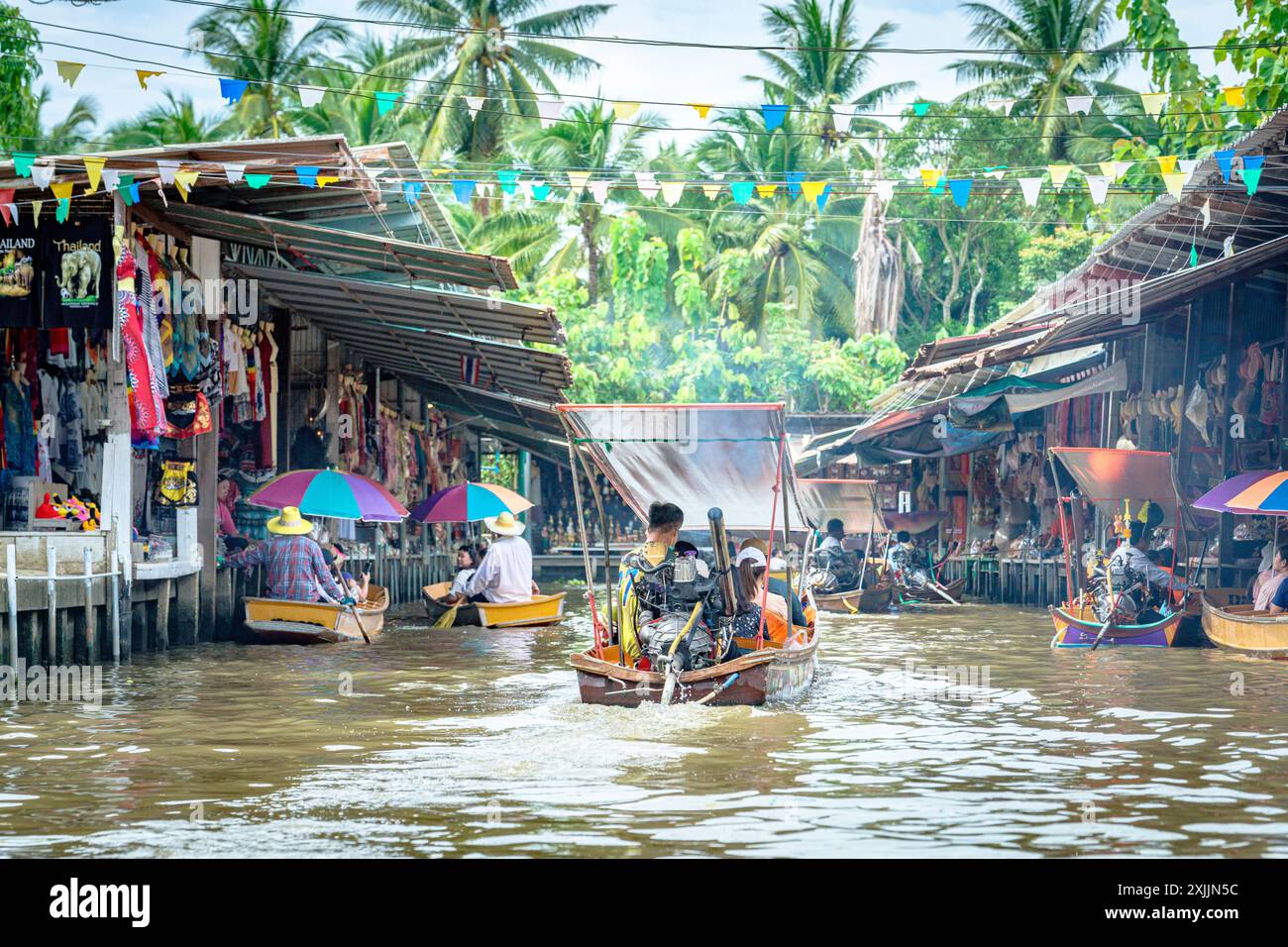 Touristes achetant des marchandises au marché flottant de Damnoen Saduak, Thaïlande Banque D'Images