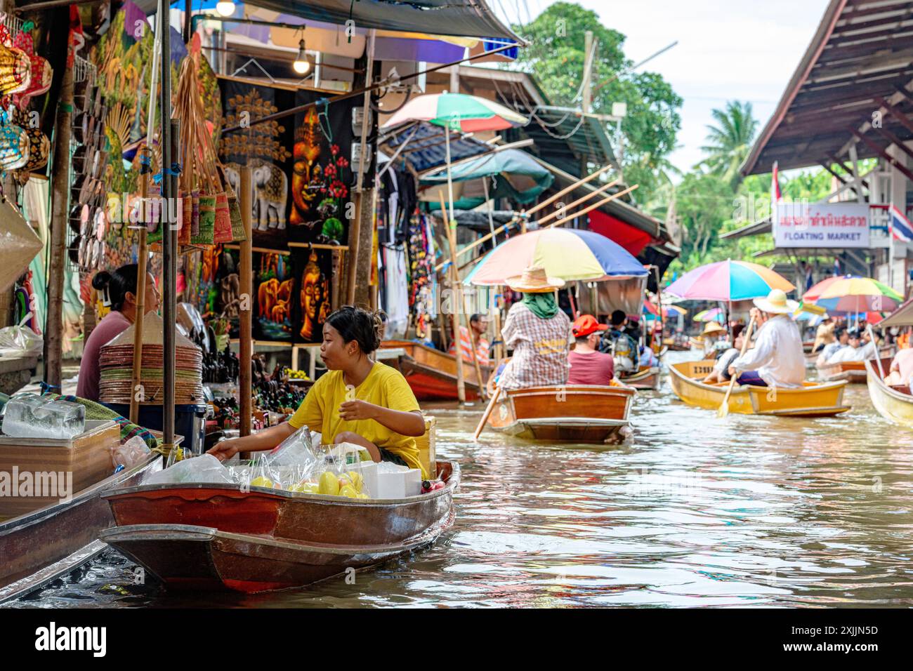 Touristes visitant Damnoen Saduak marché flottant sur bateau, Bangkok Banque D'Images