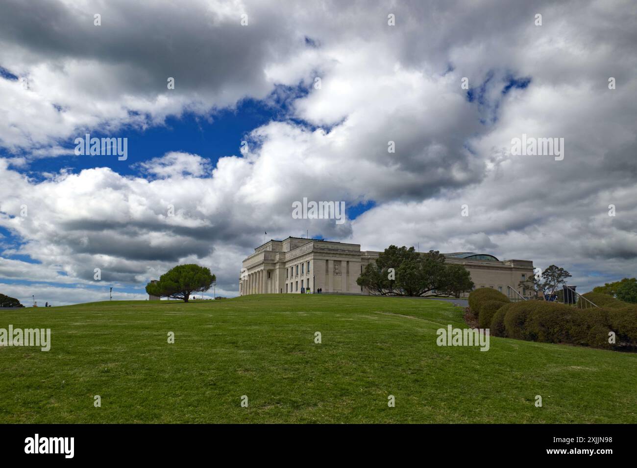 Le musée Mémorial de la guerre d'Auckland, en Nouvelle-Zélande, est un bâtiment néoclassique sur Observatory Hill, les vestiges d'un volcan endormi près du quartier des affaires d'Auckland Banque D'Images