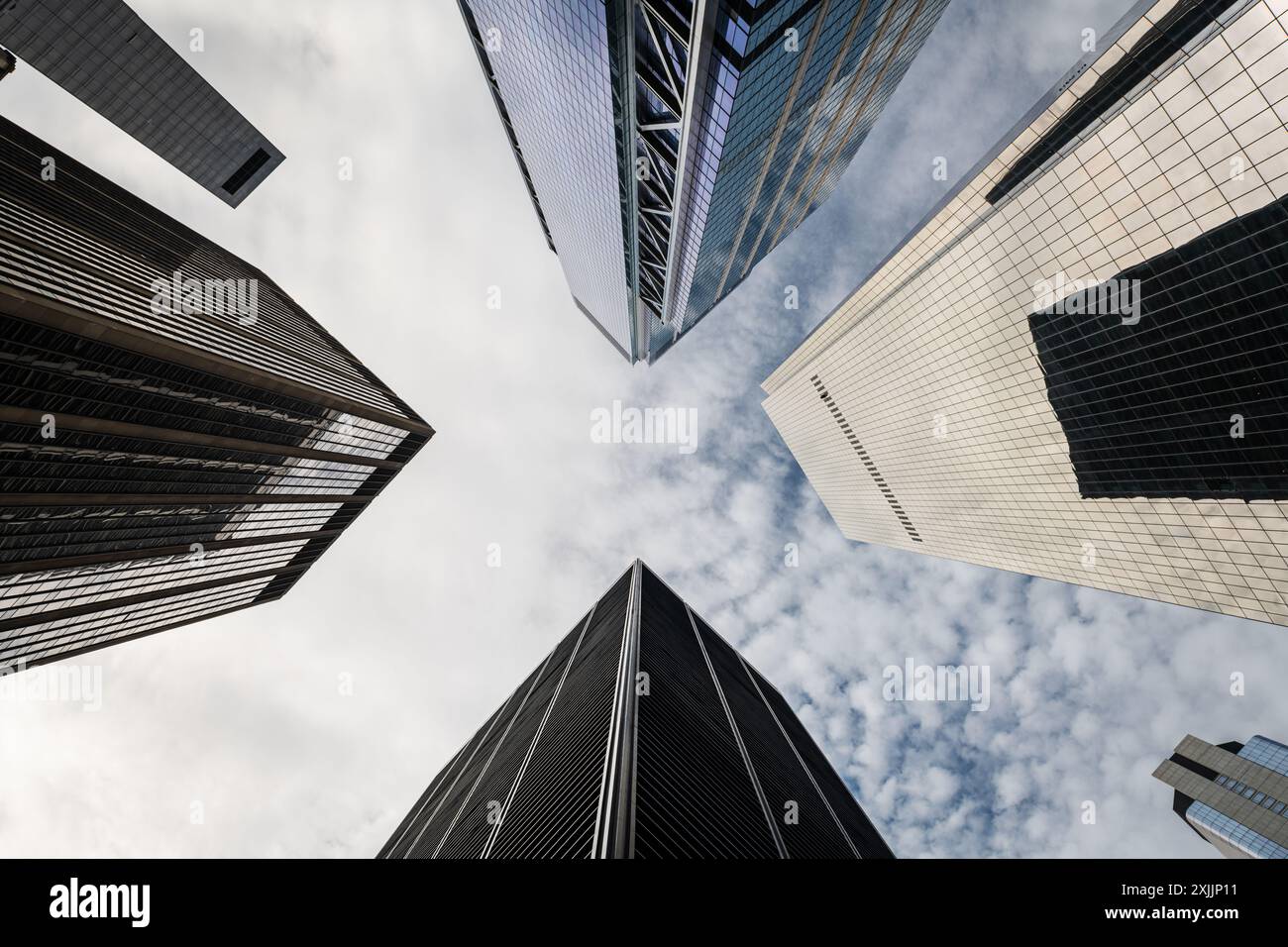 Vue en bas angle des gratte-ciels modernes dans Lower Manhattan, New York City. Cette perspective spectaculaire souligne la hauteur imposante et le design élégant de t Banque D'Images