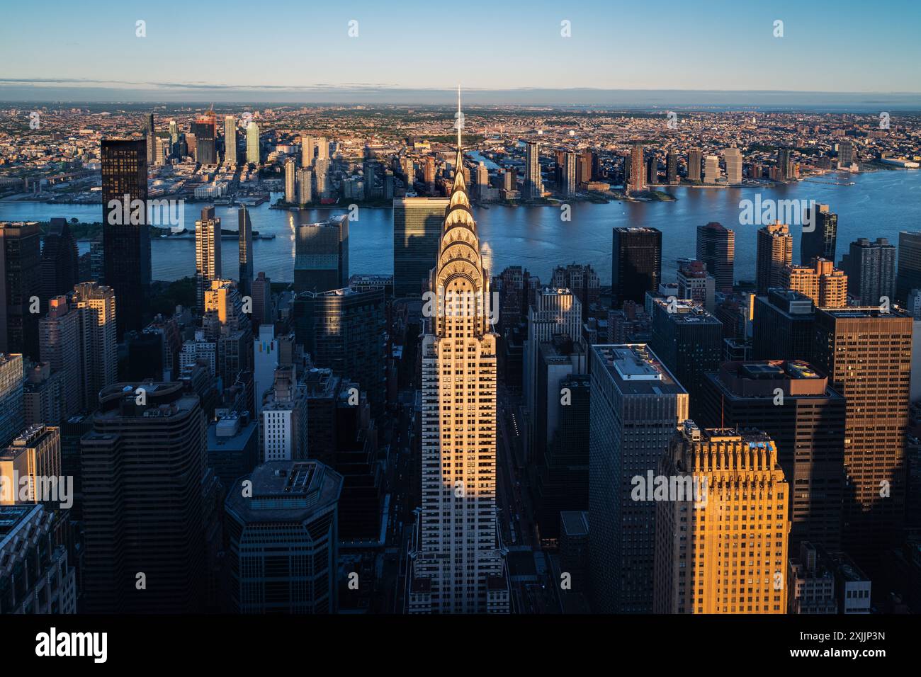 Vue aérienne de l'emblématique Chrysler Building et d'autres gratte-ciel de Manhattan au crépuscule, New York City. Cette scène à couper le souffle capture les lumières de la ville A. Banque D'Images