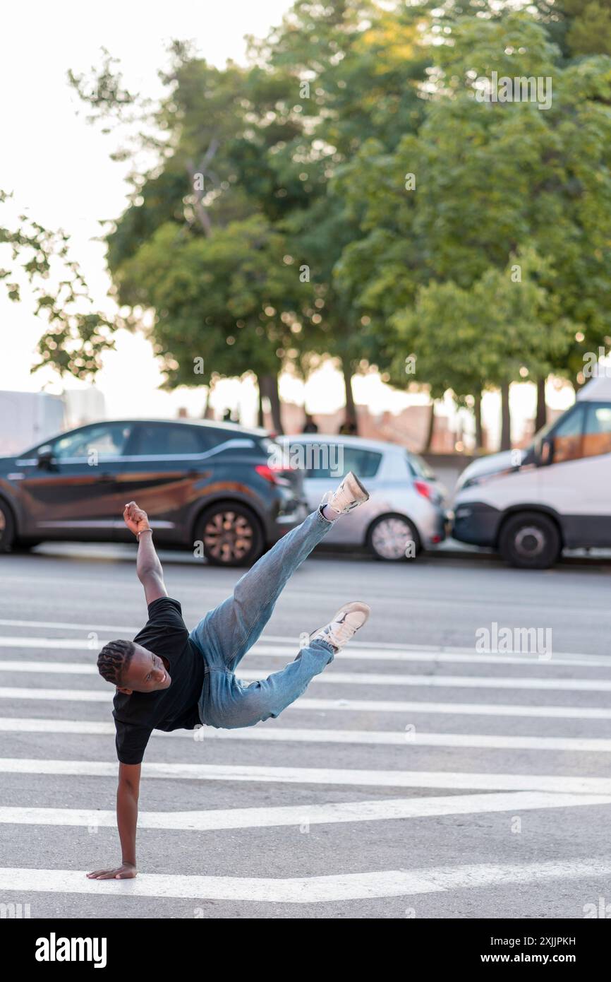 jeune homme de couleur faisant de la danse urbaine Banque D'Images