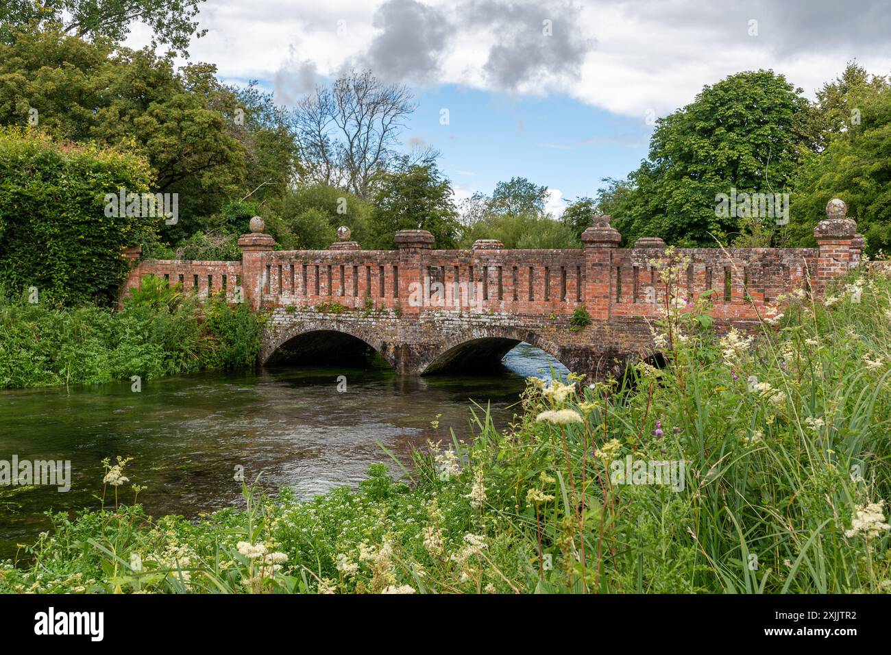 Pont en briques orné sur la rivière test près de Bere Mill, Whitchurch, Hampshire, Angleterre, Royaume-Uni Banque D'Images
