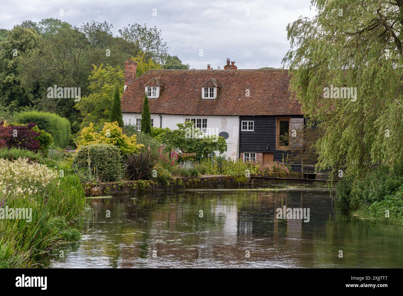 Bere Mill sur la rivière test près de Whitchurch, Hampshire, Angleterre, Royaume-Uni, vue estivale Banque D'Images