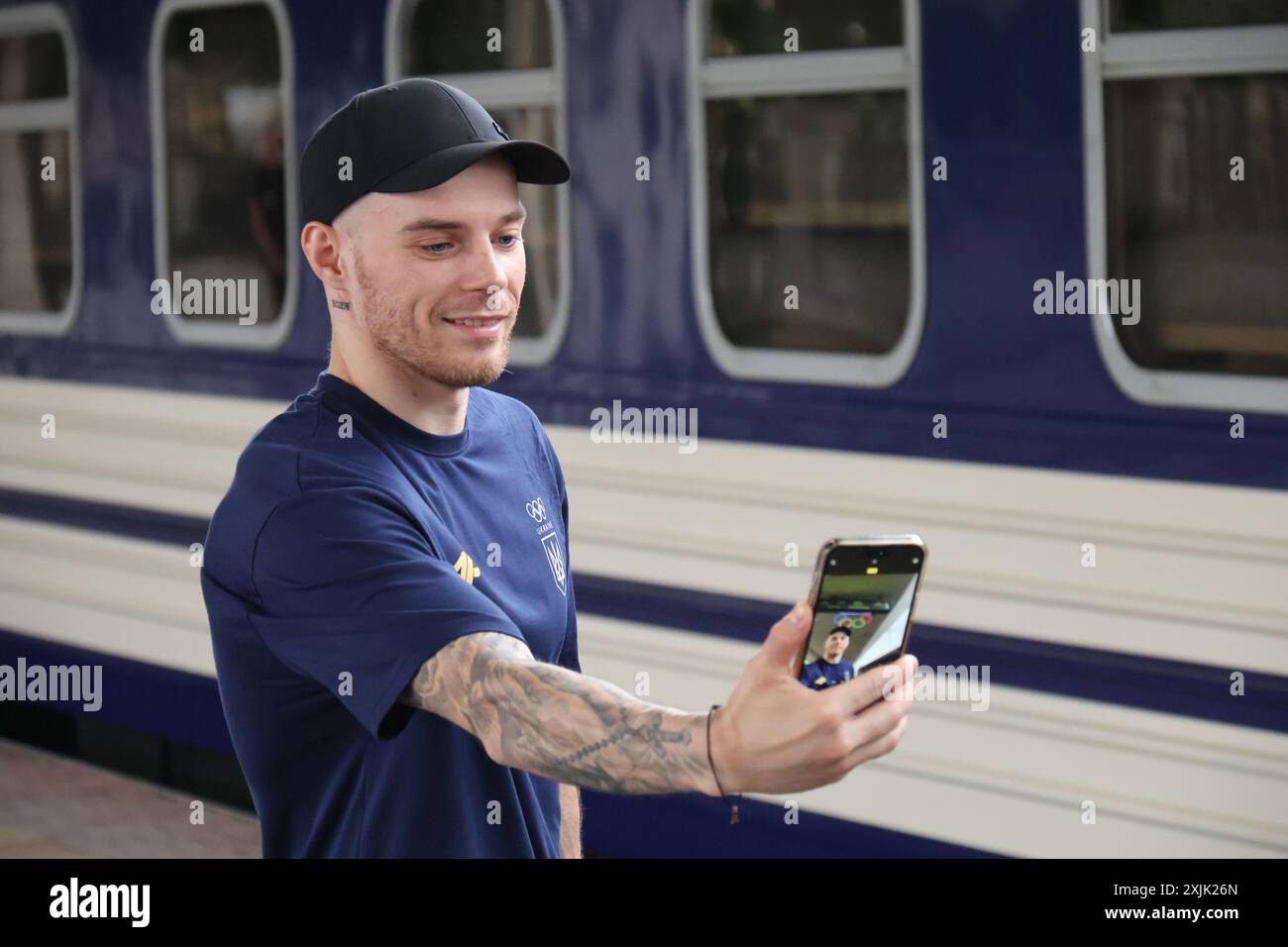 KIEV, UKRAINE - 18 JUILLET 2024 - L'athlète Oleh Vierniaiev prend un selfie sur le quai de la gare de Kiev-Pasazhyrskyi alors que l'équipe ukrainienne de gymnastique artistique part pour les Jeux Olympiques d'été de Paris 2024, Kiev, capitale de l'Ukraine. Banque D'Images