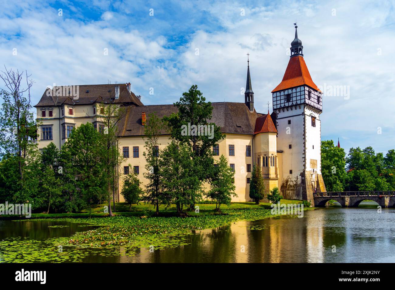 Vue latérale du château d'eau de Blatná, Bohême du Sud, République tchèque. Château d'eau Blatná est un beau château entouré d'un parc incroyable et Lomnice riv Banque D'Images