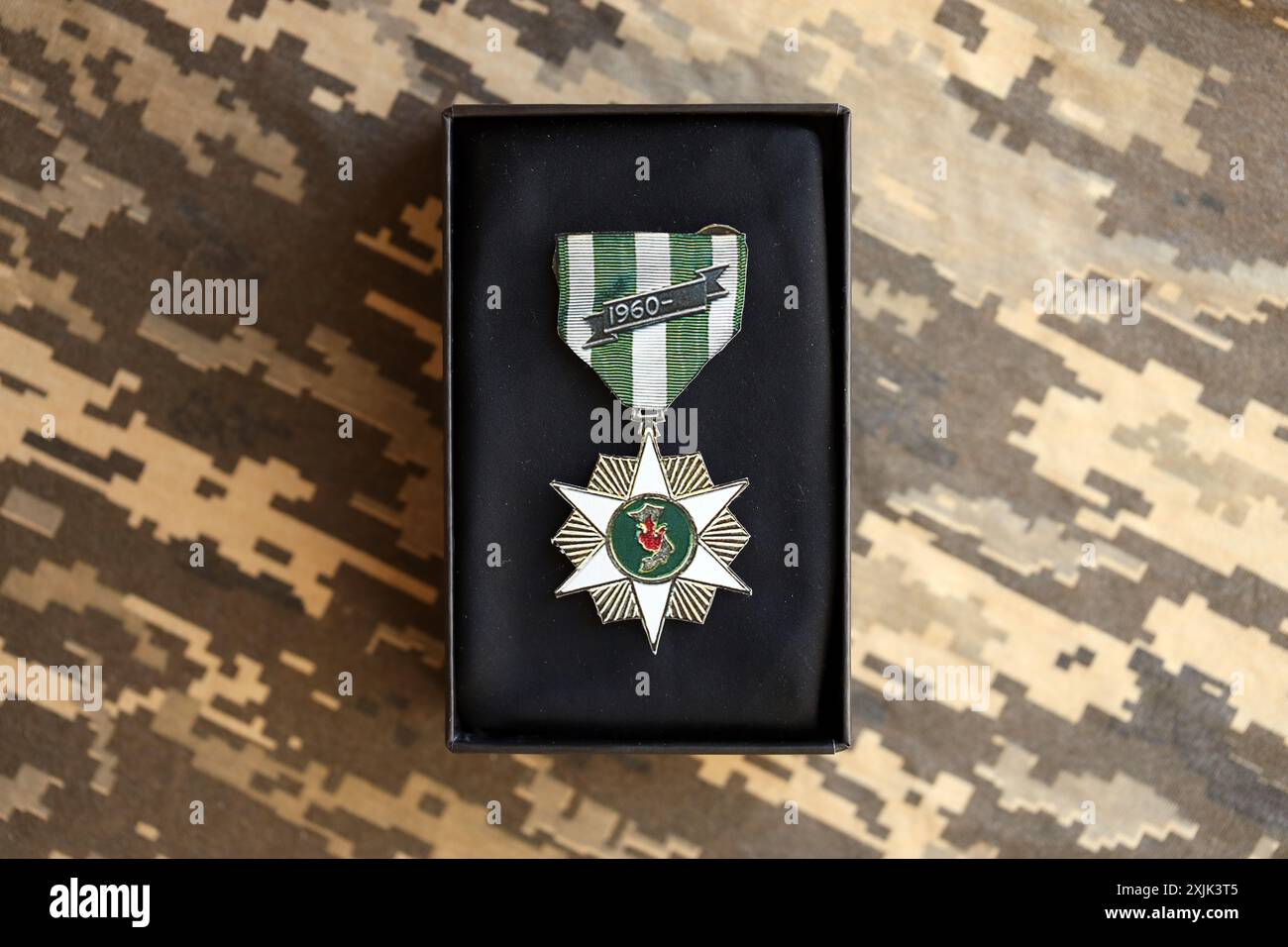 KIEV, UKRAINE - 10 JUILLET 2024 Médaille du service de campagne des États-Unis au Vietnam. Médaille de récompense militaire des États-Unis avec ruban et épingle. Accessoires de théâtre en papier faits à la main Banque D'Images