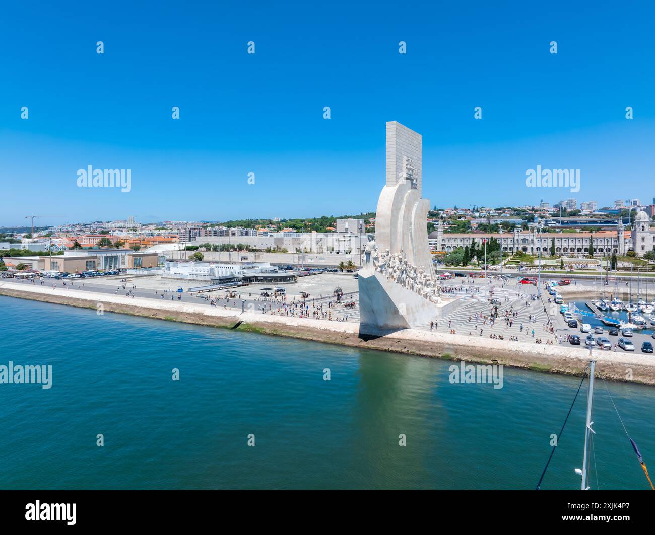 Gros plan aérien des deux côtés du monument aux découvertes dans le quartier de Belem. Banque D'Images