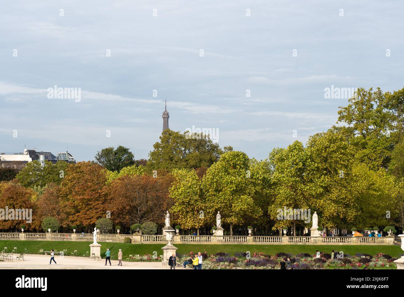 Paris, France - 18 octobre 2023 : vue sur la Tour Eiffel à travers les arbres d'un jardin parisien. Banque D'Images