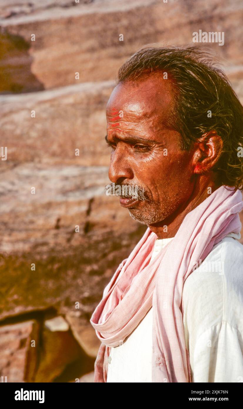 Jaisalmer, Inde - 25 mai 2008 : Portrait d'un vieil homme indien mature dans des vêtements locaux avec cigarette à la main. Banque D'Images