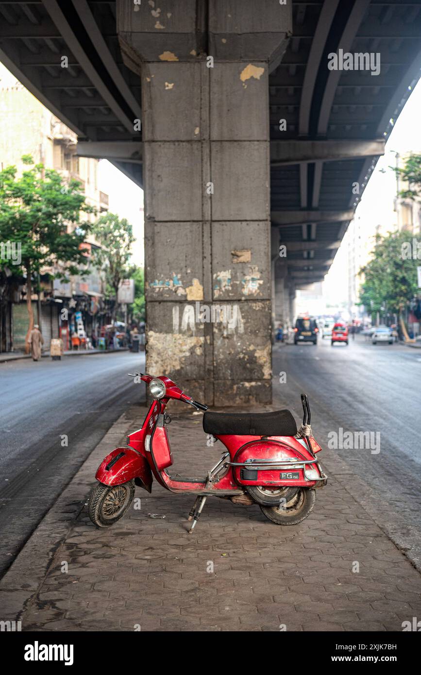 Le Caire, Égypte. 01 juillet 2024. Un scooter rouge à l'air cool garé sous un survol de béton dans le quartier du centre-ville de la capitale égyptienne. (Photo de John Wreford/SOPA images/SIPA USA) crédit : SIPA USA/Alamy Live News Banque D'Images