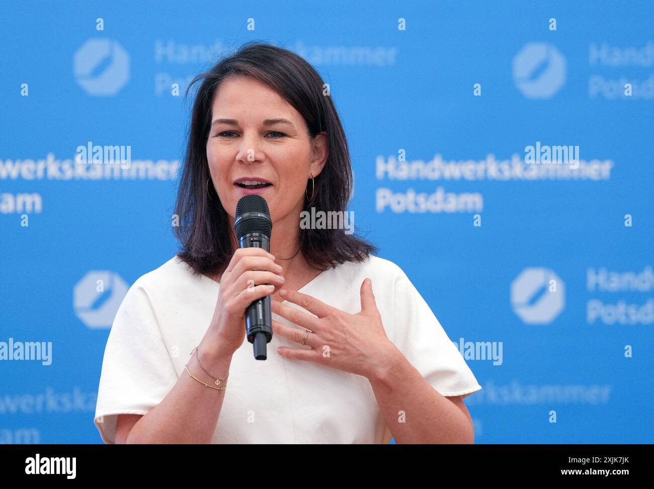 Potsdam, Allemagne. 19 juillet 2024. La ministre des Affaires étrangères Annalena Baerbock (Bündnis 90/Die Grünen) prend la parole devant le Meistersaal de la Chambre des métiers de Potsdam sur le thème "Job-Turbo - arriver sur le marché du travail". Crédit : Soeren Stache/dpa/Alamy Live News Banque D'Images