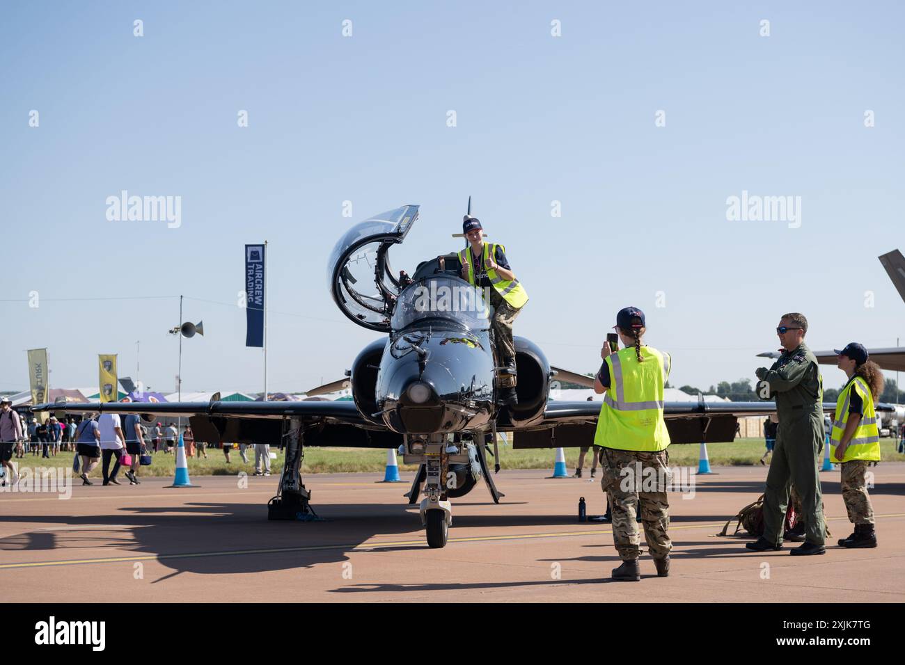 Un cadet de l'Air pose pour une photo avec un Hawk T2 de la Royal Air Force lors du Royal International Air Tattoo 2024 à la RAF Fairford, Cirencester, Royaume-Uni, le 19 juillet 2024 (photo par Cody Froggatt/News images) Banque D'Images