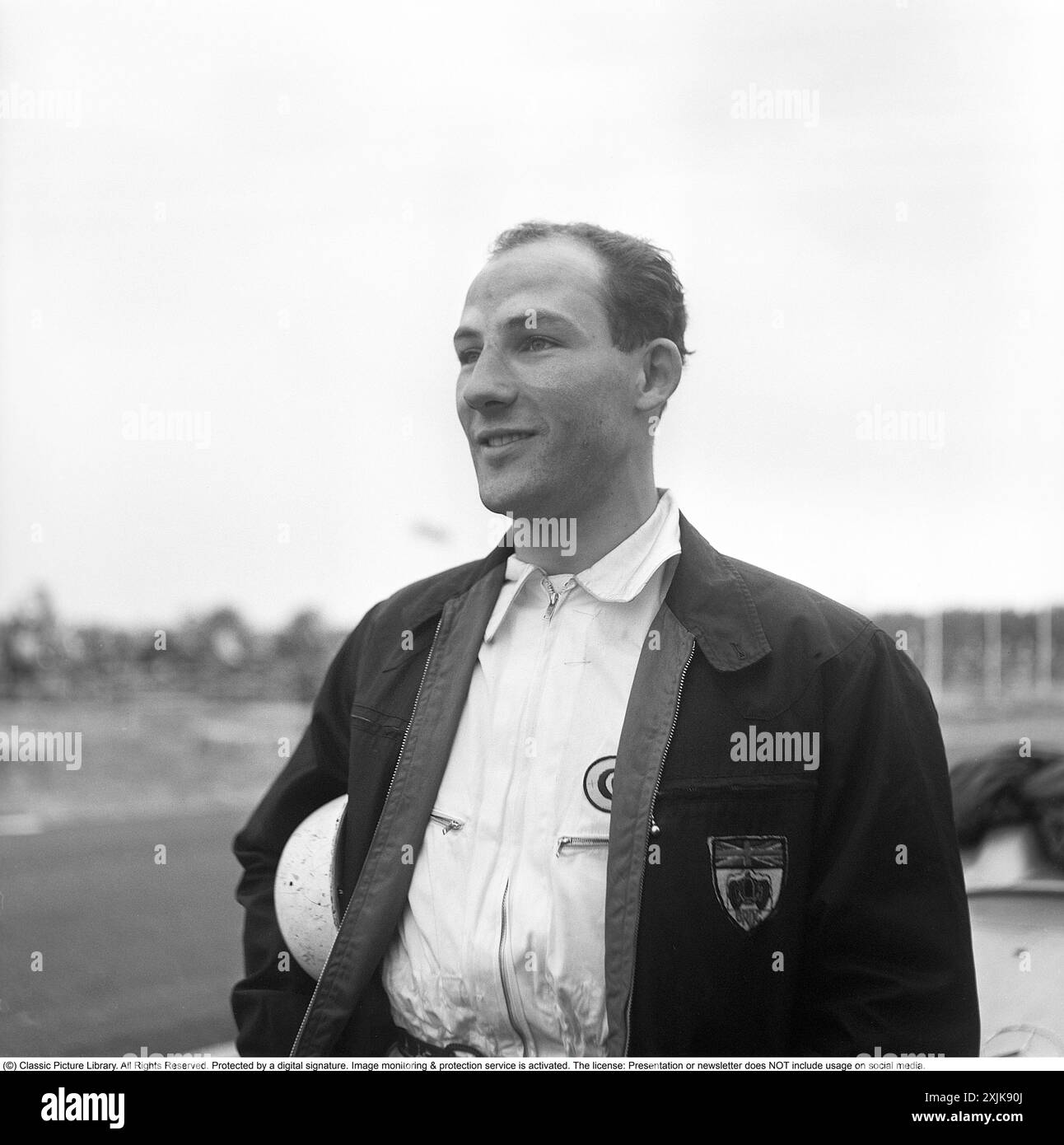 Stirling Moss 1955. Grand Prix de Kristianstad 7 août 1955 le Grand Prix de Suède des voitures de sport a été organisé sur le Råbelöfsbanan pendant trois ans à partir de 1955. Voici le pilote de course britannique Stirling Moss. Né le 17 septembre 1929, décédé le 12 avril 2020. L'un des pilotes de course les plus réussis d'Angleterre avec des victoires dans 212 courses automobiles sur les 529 qu'il a participé. Anders Svahn ref SVA10, SVA11 Banque D'Images