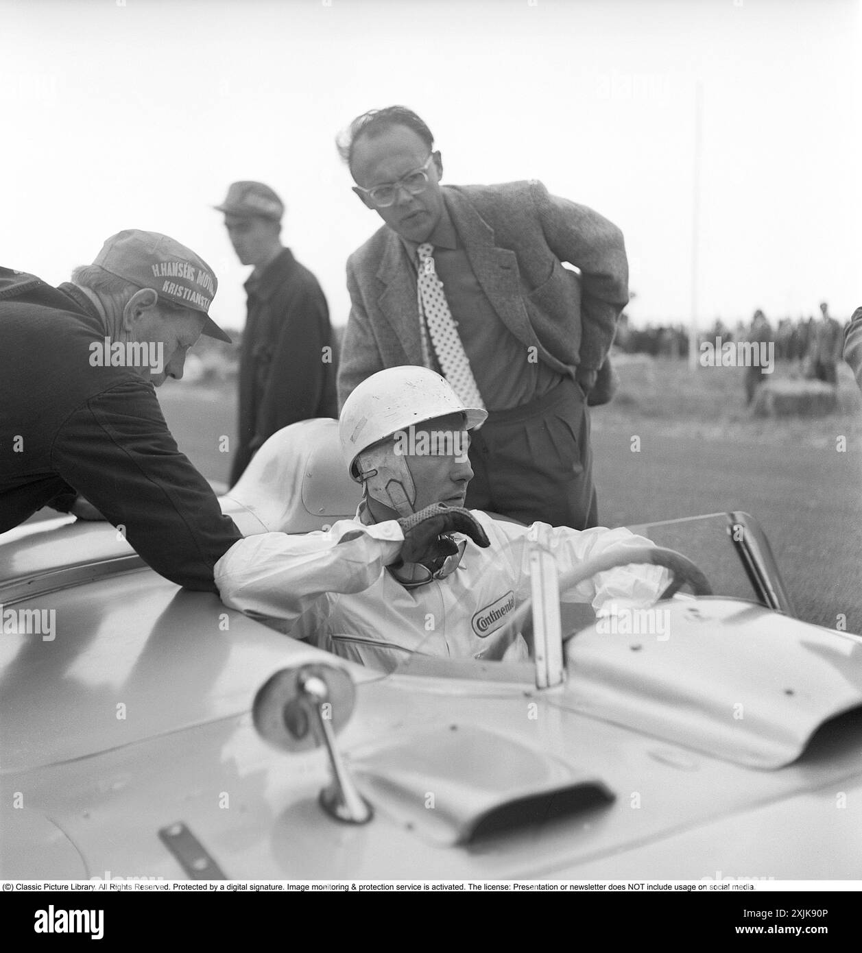 Stirling Moss 1955. Grand Prix de Kristianstad 7 août 1955 le Grand Prix de Suède des voitures de sport a été organisé sur le Råbelöfsbanan pendant trois ans à partir de 1955. Voici le pilote de course britannique Stirling Moss. Né le 17 septembre 1929, décédé le 12 avril 2020. L'un des pilotes de course les plus réussis d'Angleterre avec des victoires dans 212 courses automobiles sur les 529 qu'il a participé. Anders Svahn ref SVA10, SVA11 Banque D'Images