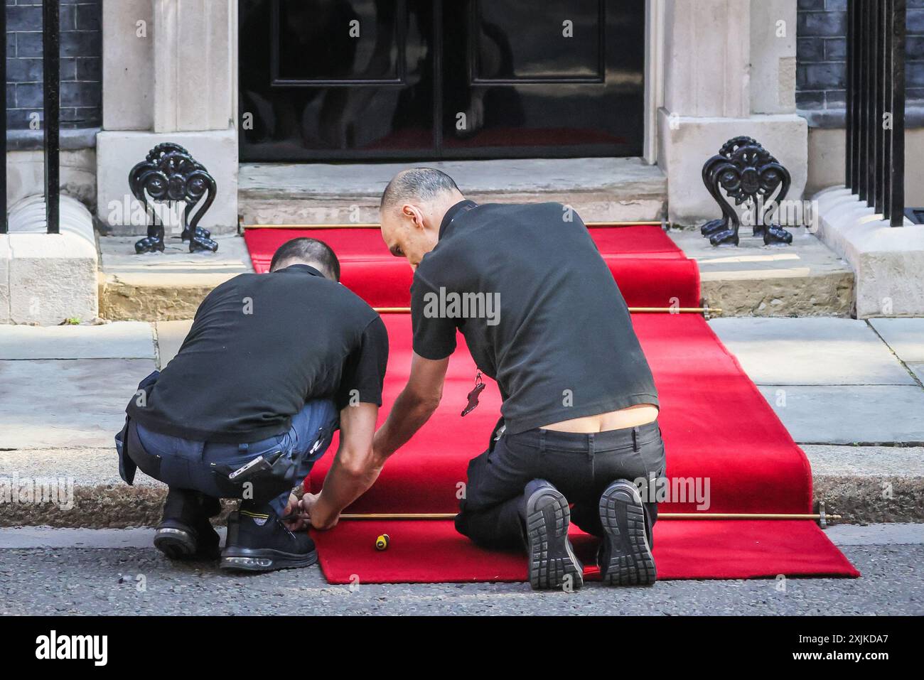 Londres, 19 juillet 2024. Le tapis rouge est en préparation avant la visite. Sir Keir Starmer, premier ministre du Royaume-Uni, accueille aujourd'hui Volodymyr Zelenskyy, président de l'Ukraine, à Downing Street, à Londres. Crédit : Imageplotter/Alamy Live News Banque D'Images