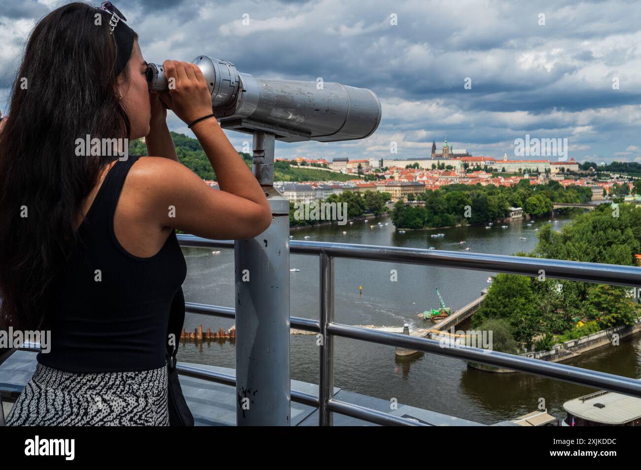 Bar sur le toit avec vue sur la Maison dansante, ou Ginger and Fred (Tančící dům?), est le surnom donné au bâtiment national-Nederlanden sur le Raš Banque D'Images