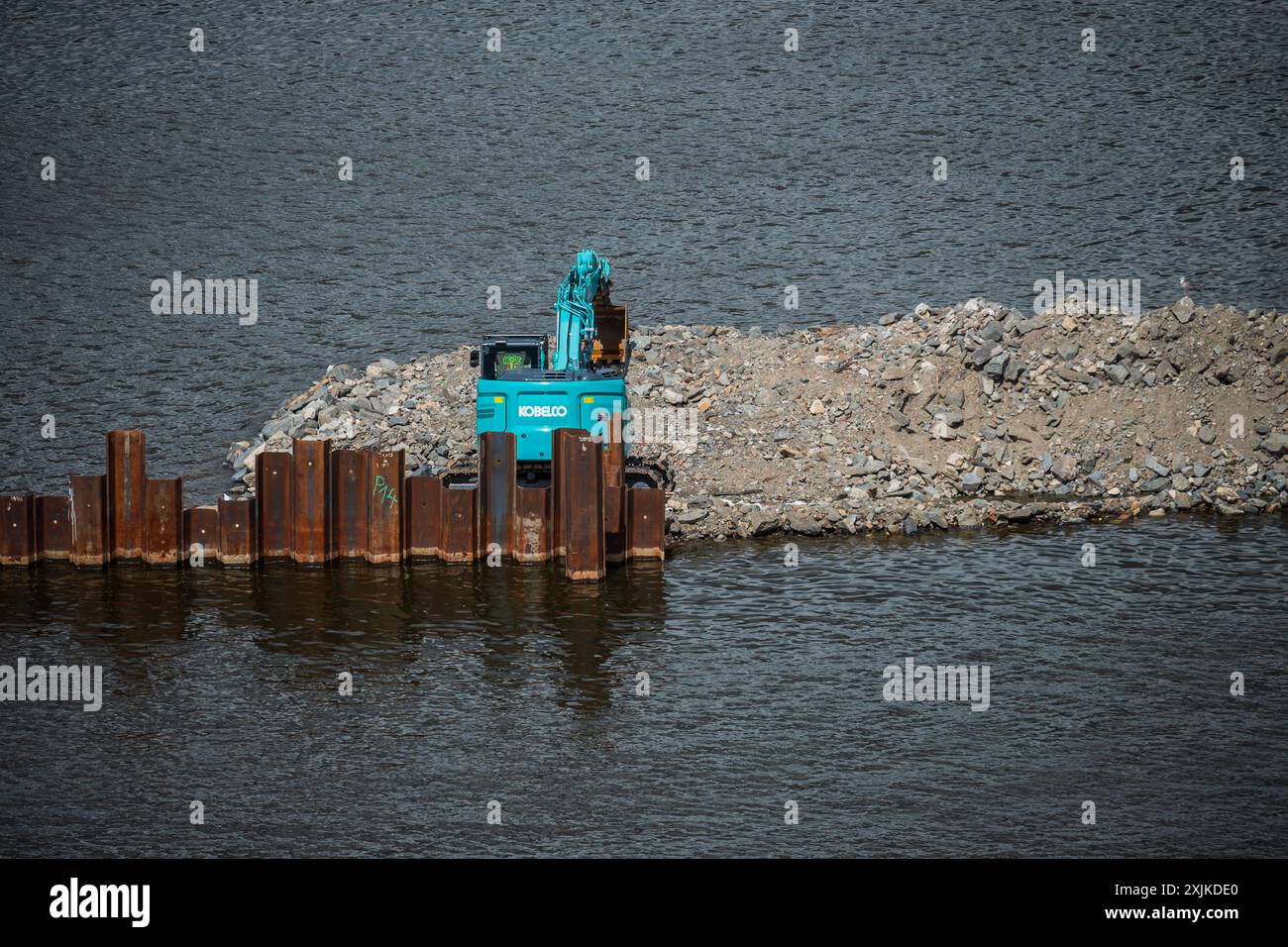 Travaux de construction dans la rivière Vltava, Prague, République tchèque Banque D'Images