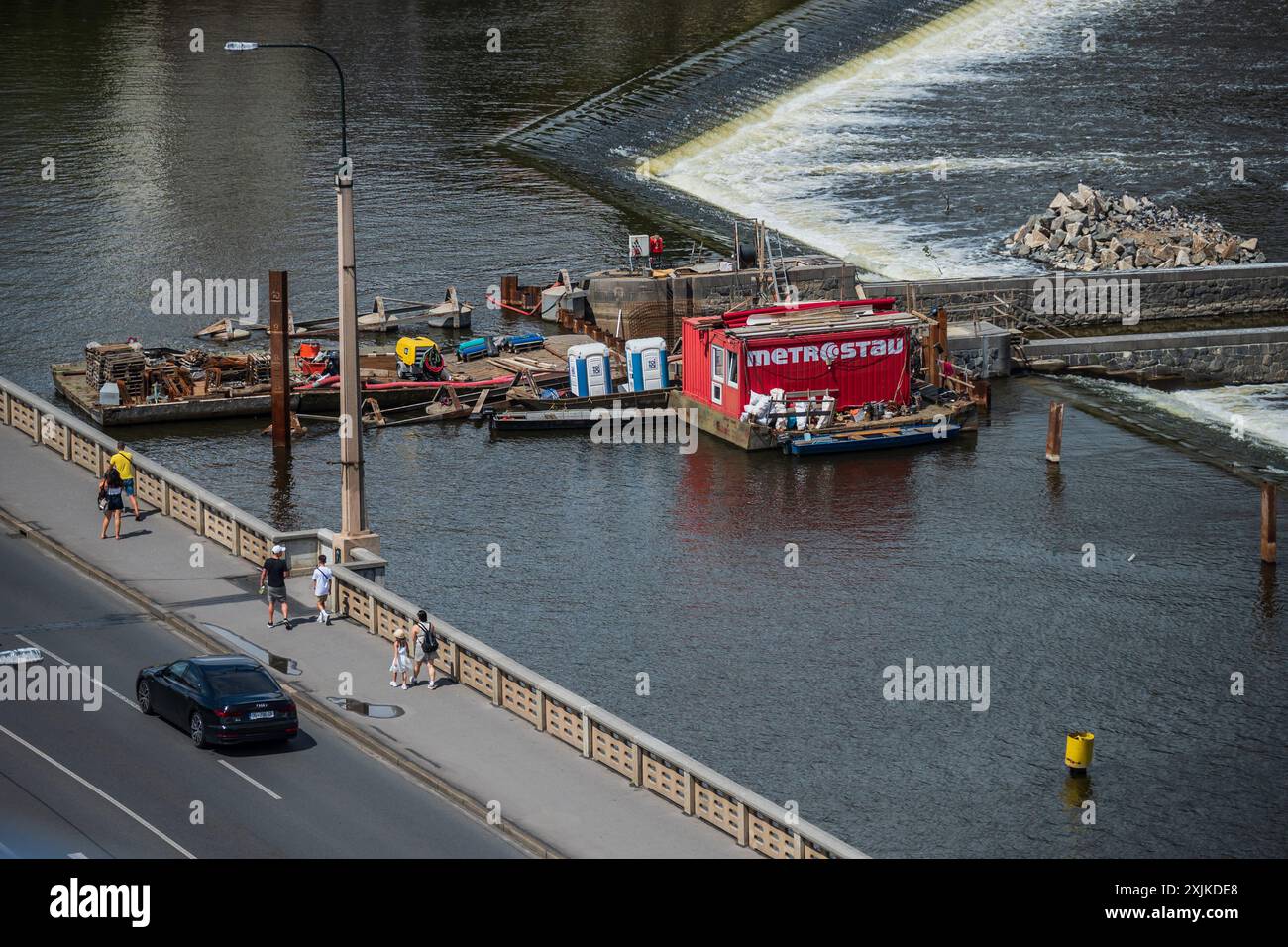 Travaux de construction dans la rivière Vltava, Prague, République tchèque Banque D'Images