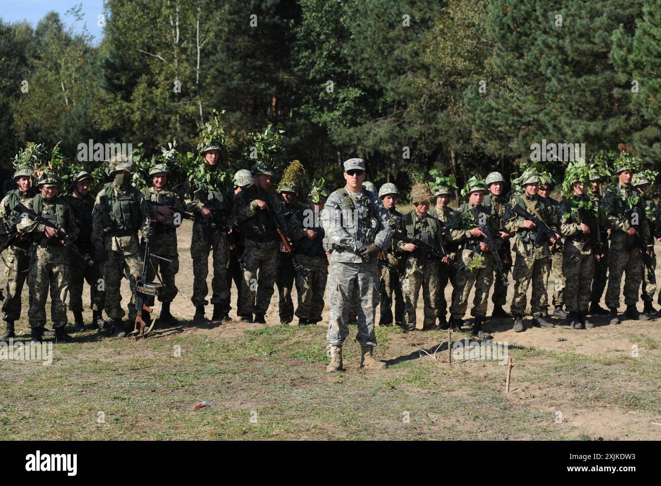 Yavoriv, Ukraine - 19 septembre 2014 : les militaires ukrainiens et américains prennent part à 'Rapid Trident', exercices militaires internationaux à l'entraînement de Yavoriv Banque D'Images