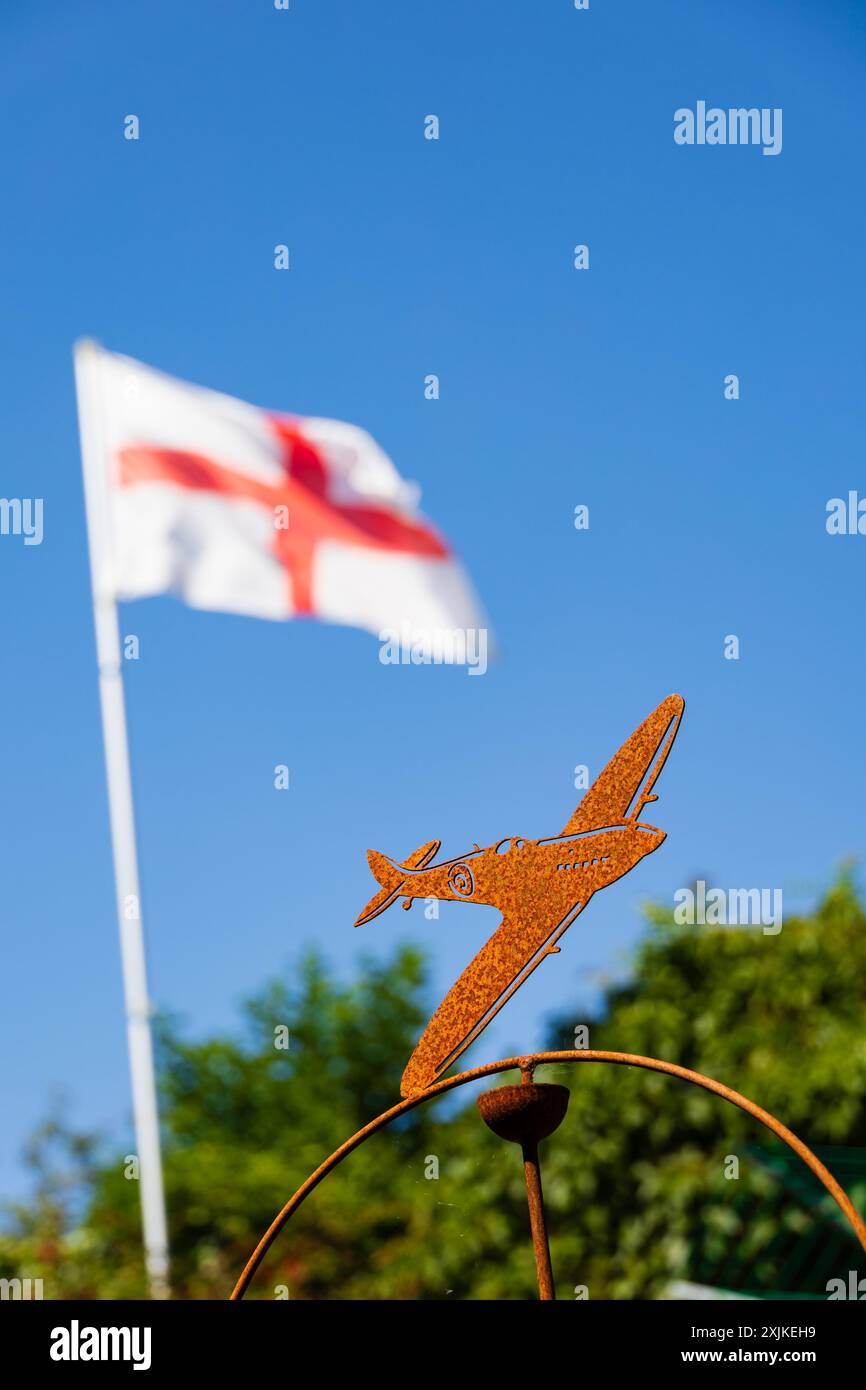 Ornement de jardin Supermarine Spitfire découpé en métal rouillé avec drapeau anglais OOF avec croix St George. Banque D'Images