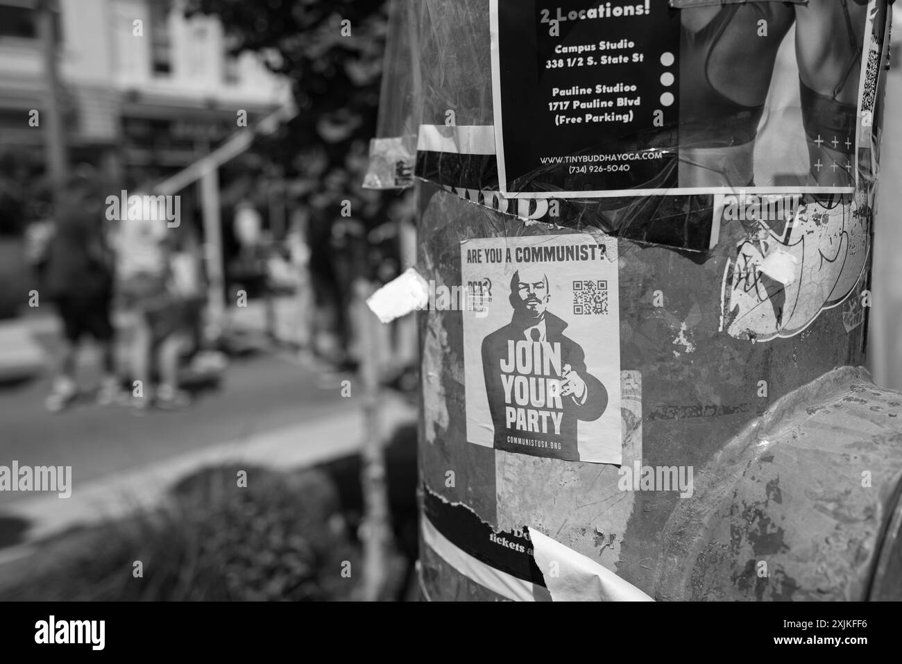 Un autocollant lisant "êtes-vous communiste? Joignez-vous à l'autocollant de votre groupe sur un poteau lumineux dans le centre-ville d'Ann Arbor Michigan USA Banque D'Images