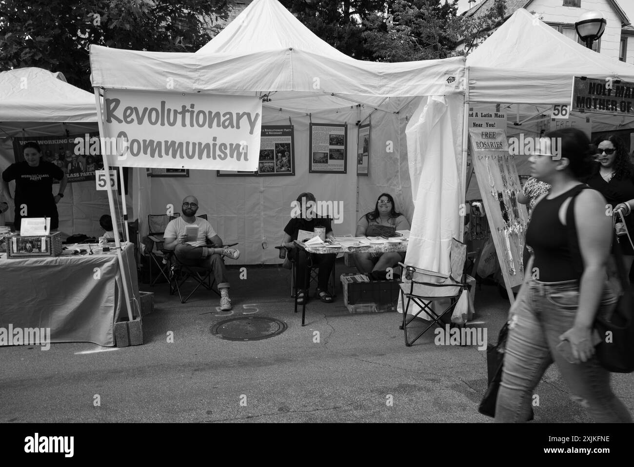 Kiosque d'information sur le communisme révolutionnaire à l'Ann Arbor Art Fair, Ann Arbor Michigan USA Banque D'Images