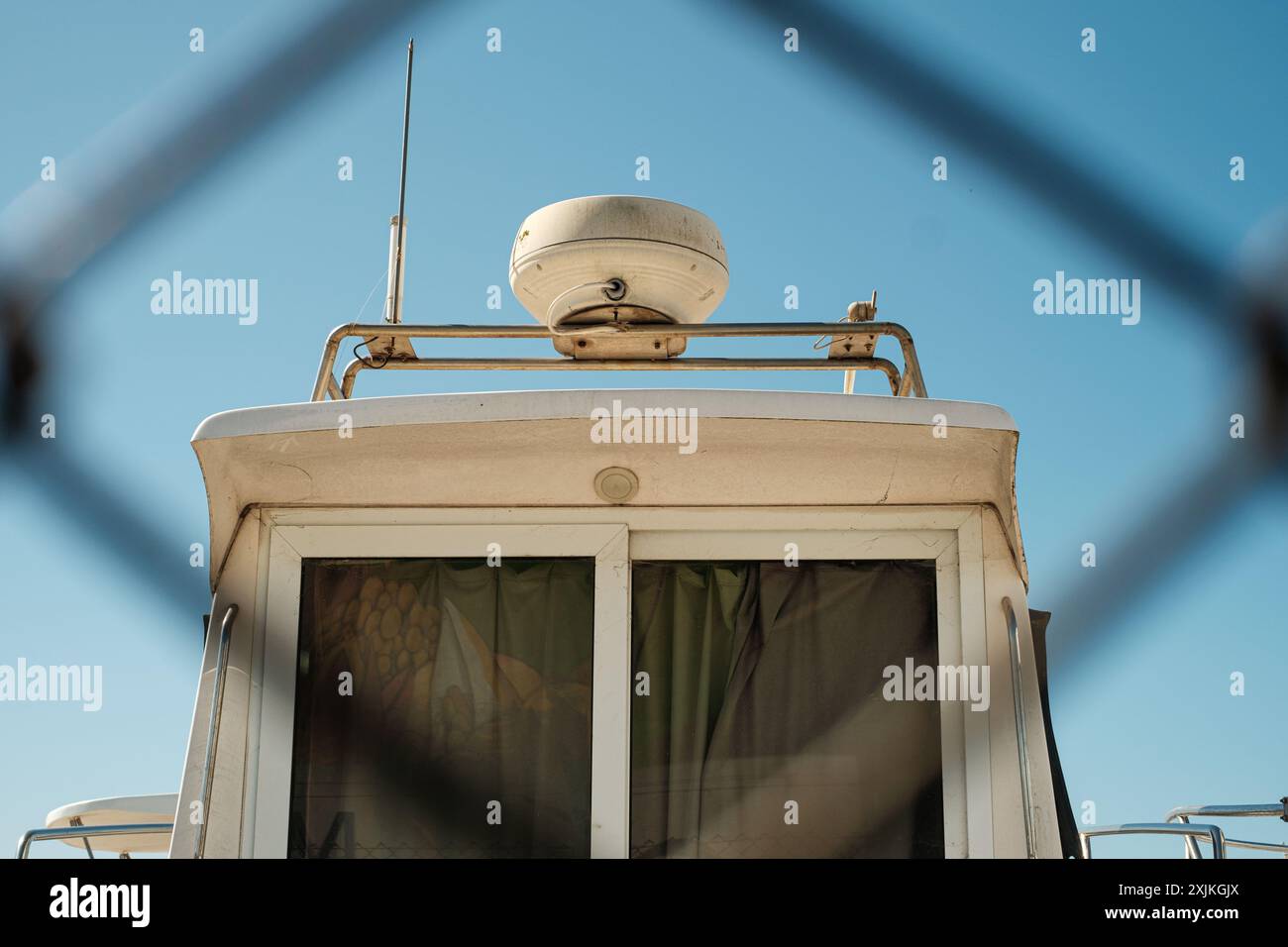 armoire de bateau derrière une clôture Banque D'Images