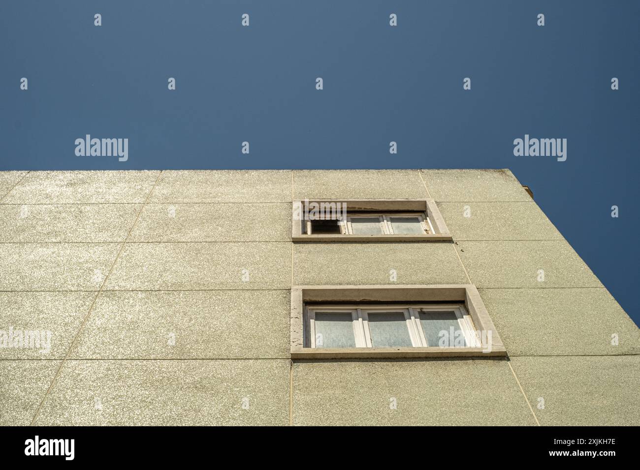 façade avec deux fenêtres sur un ciel bleu Banque D'Images