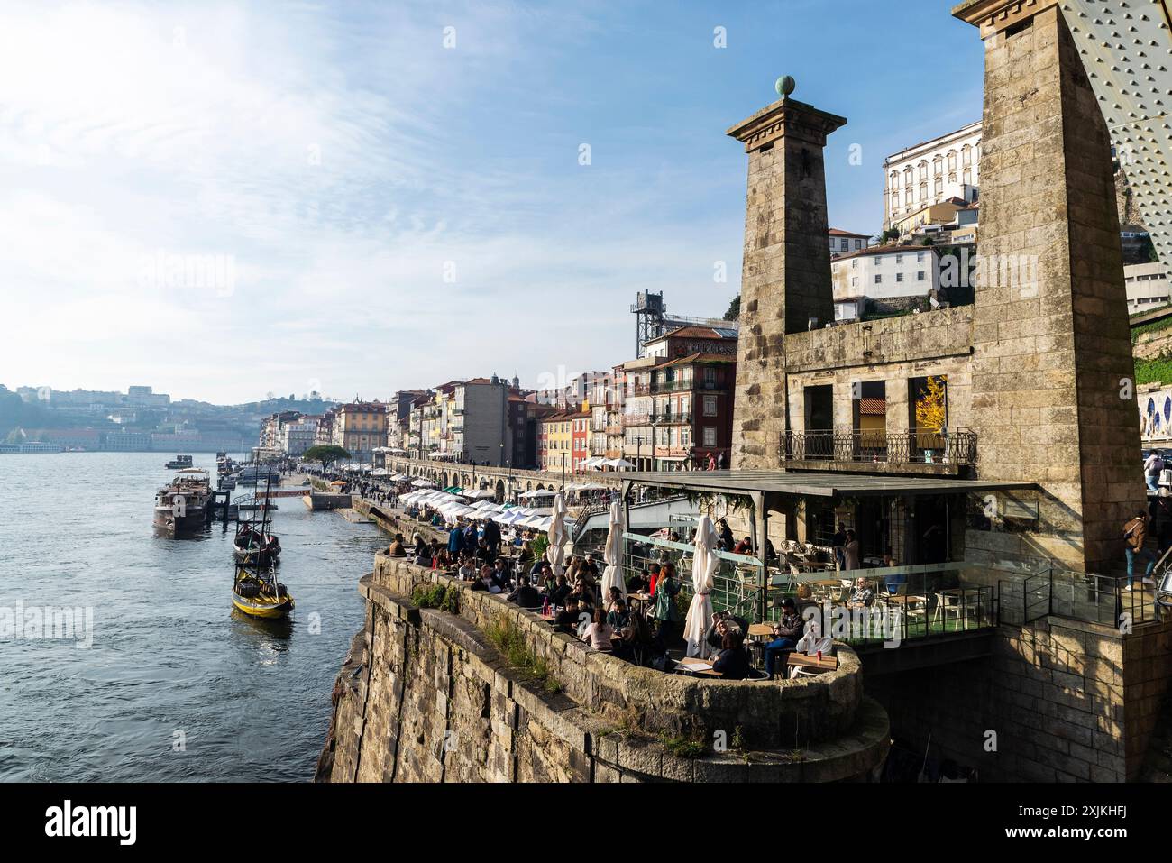 Porto, Portugal - 26 novembre 2023 : terrasse d'un bar avec des personnes buvant dans la région de Ribeira le long du fleuve Douro à Porto ou Porto, Portugal Banque D'Images