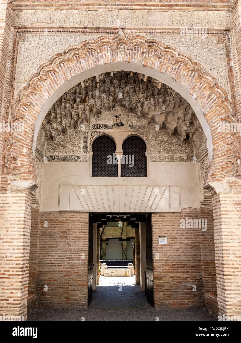 Ancien funduk 'Corral del Carbón', 'al-fundaq al-yadida', arc en fer à cheval pointu en brique festonnée, avec des albanegas d'atauriques sculptés dans du plaste Banque D'Images