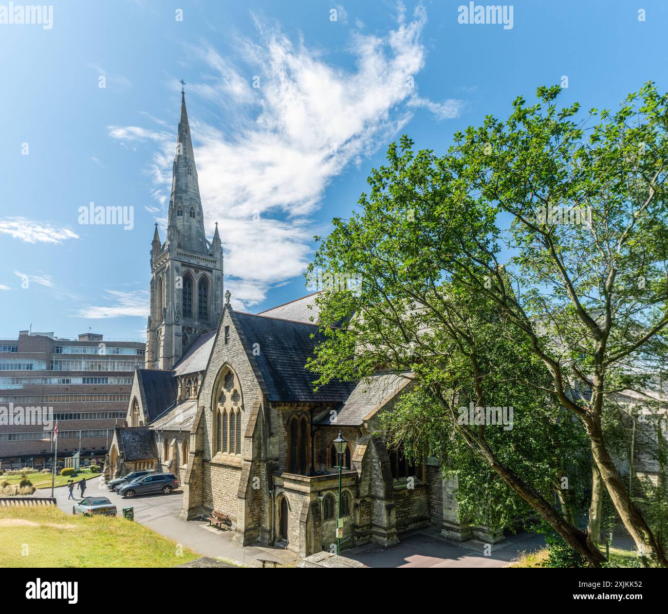 Bournemouth, Royaume-Uni - 18 juillet 2024 : église Saint-Pierre, église paroissiale classée Grade I construite en 1879. Banque D'Images
