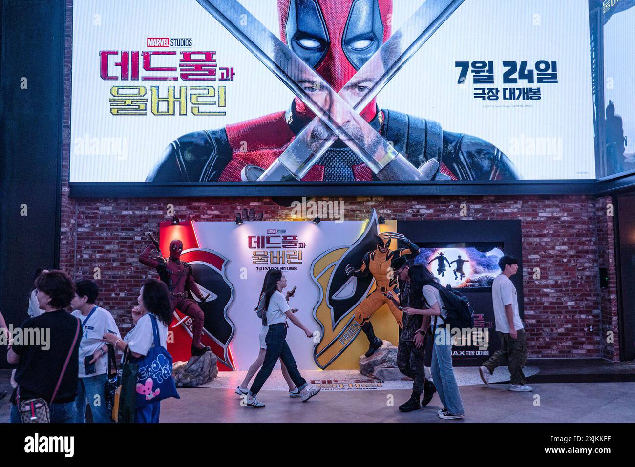 Séoul, Corée du Sud. 19 juillet 2024. Les gens passent devant un panneau d'affichage du film de Marvel Studios 'Deadpool & Wolverine' à Séoul qui sortira le 24 juillet en Corée du Sud. 'Deadpool & Wolverine' sort en Corée du Sud (photo Simon Shin/SOPA images/Sipa USA) crédit : Sipa USA/Alamy Live News Banque D'Images