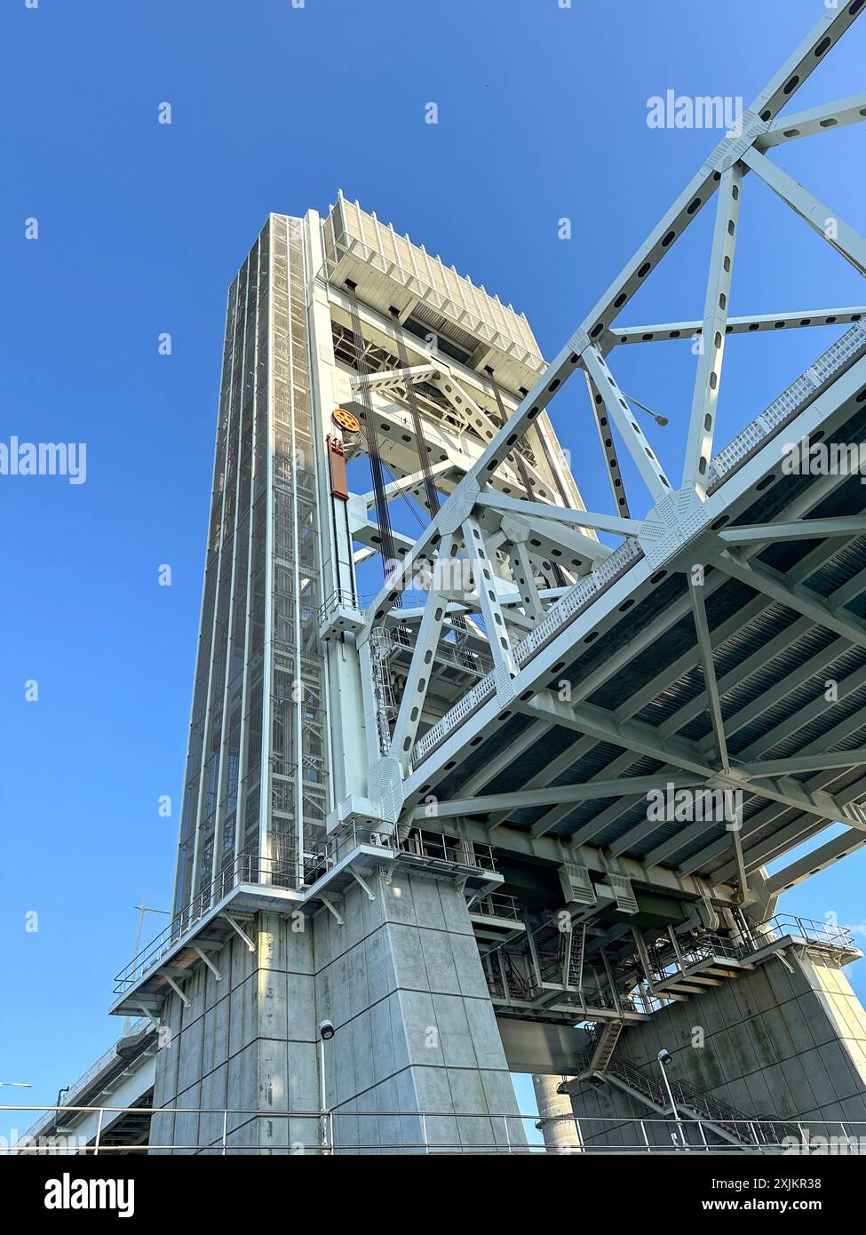 Vue d'en bas du pont de la rivière Fore, architecture industrielle moderne Banque D'Images