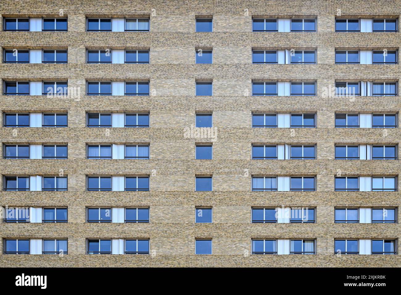 Façade et fenêtres d'immeuble d'appartements Banque D'Images