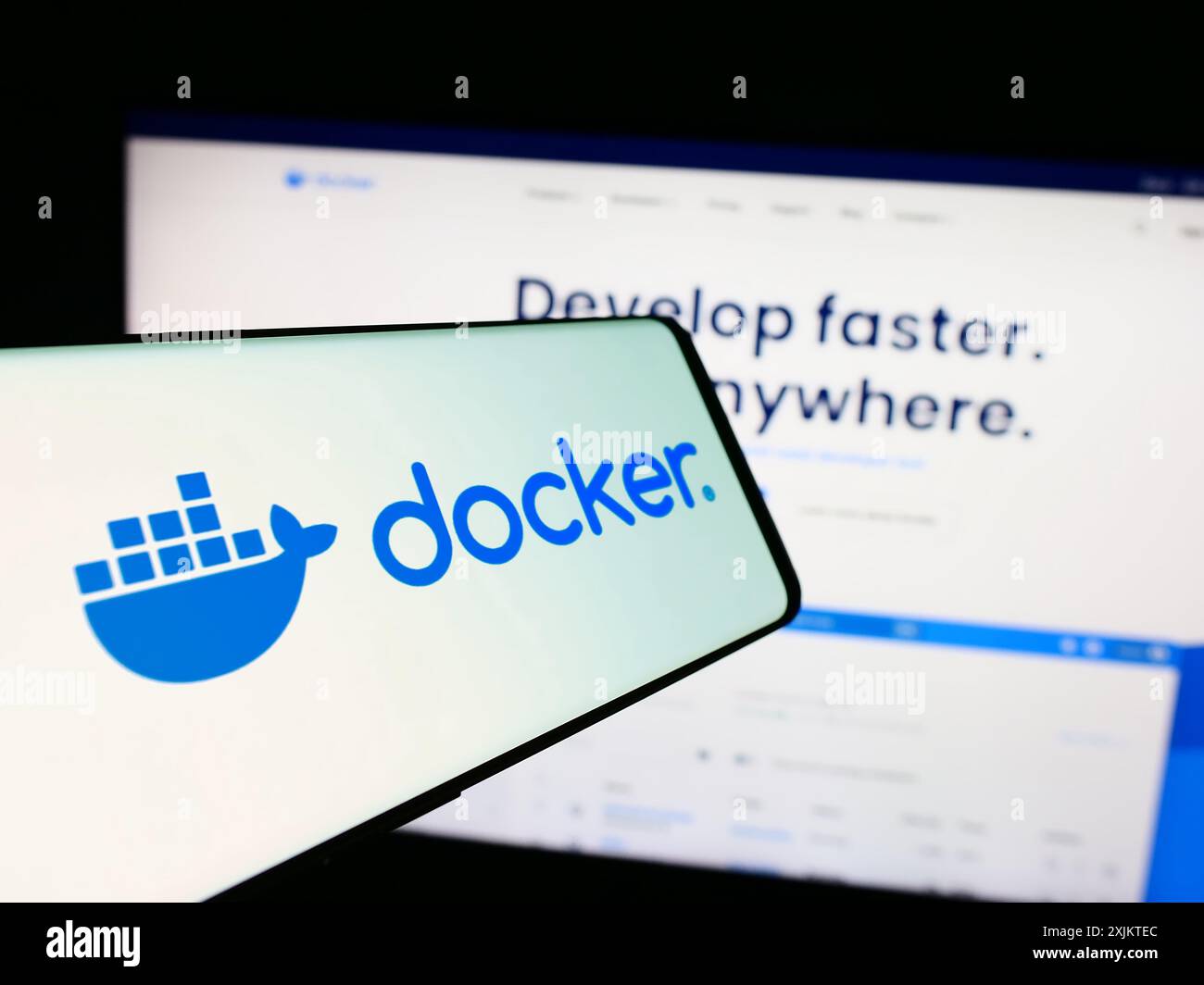Téléphone portable avec le logo de la société américaine de logiciels de productivité Docker Inc en face du site Web de l'entreprise. Concentrez-vous sur le centre-droit de l'écran du téléphone. Banque D'Images