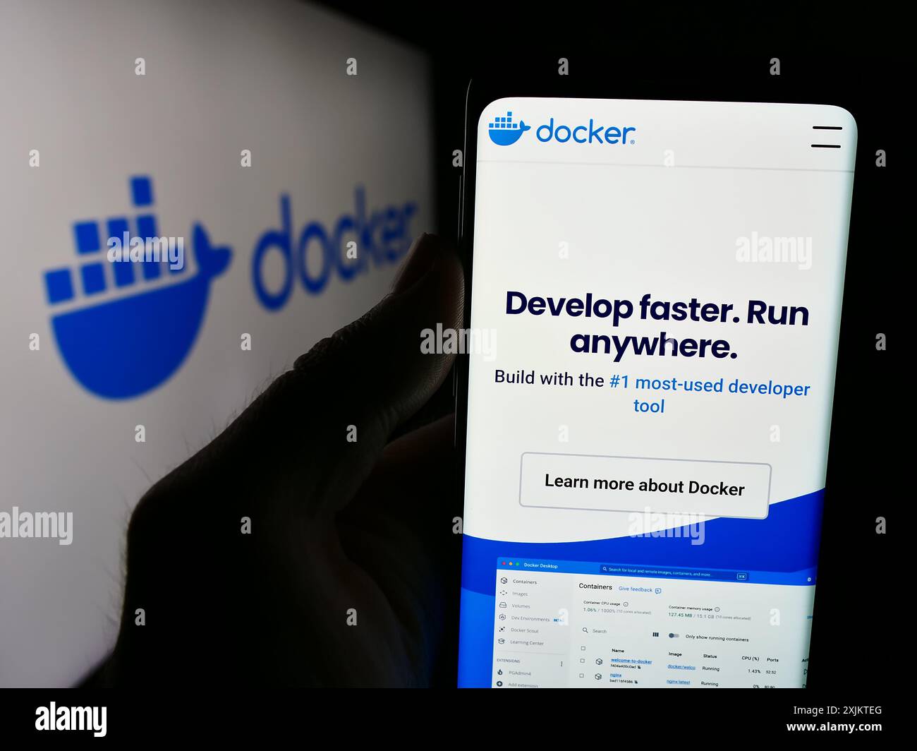 Personne tenant un smartphone avec le site Web de la société américaine de logiciels de productivité Docker Inc devant le logo. Concentrez-vous sur le centre de l'écran du téléphone. Banque D'Images