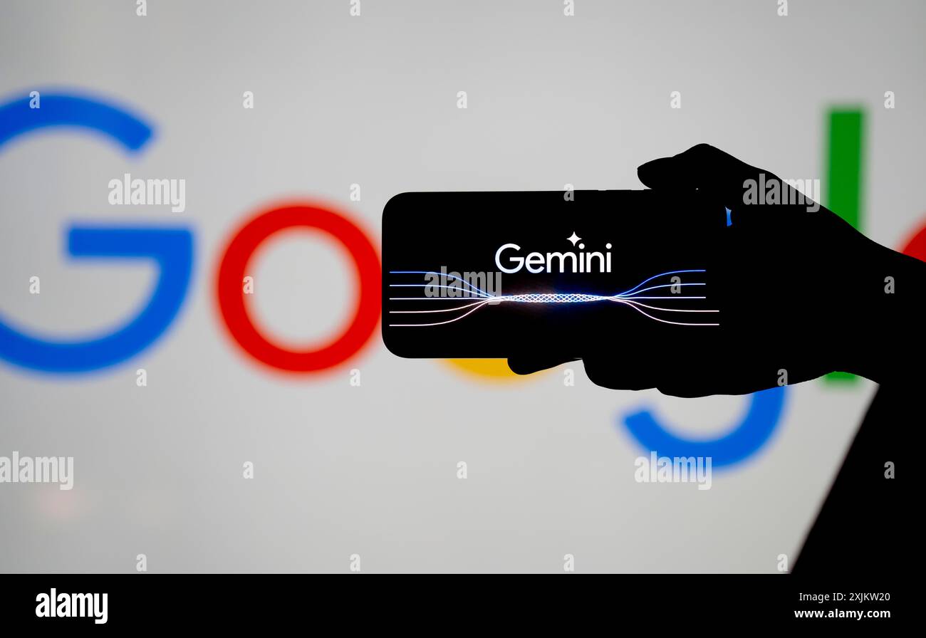 Guwahati, Inde. 8 décembre 2023. Dans cette illustration photo, un logo Gemini est affiché sur un smartphone avec le logo Google affiché en arrière-plan Banque D'Images